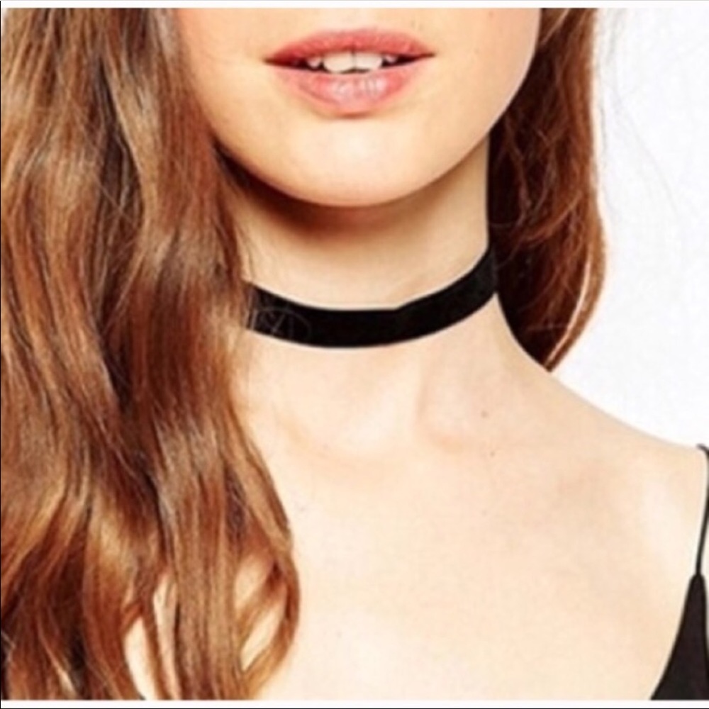 VELVET CHOKER!