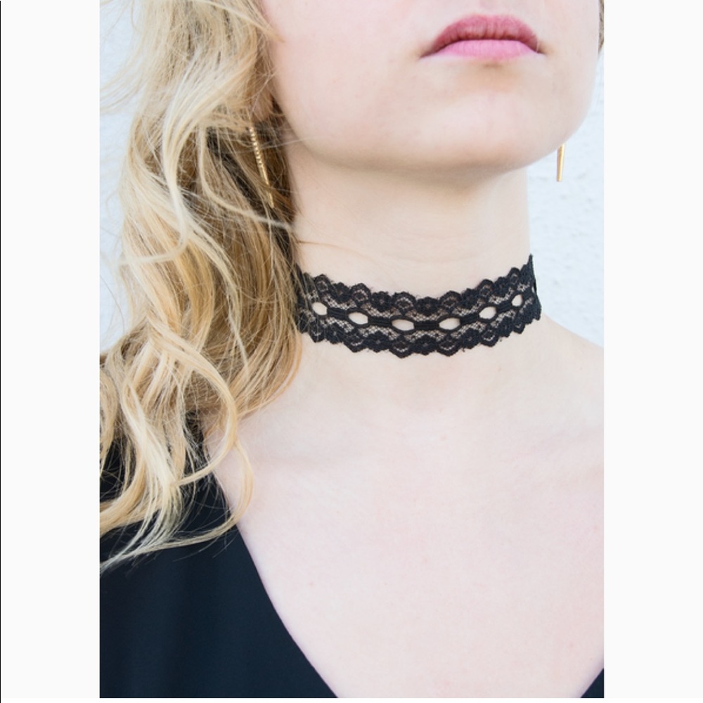 WIDE LACE CHOKER