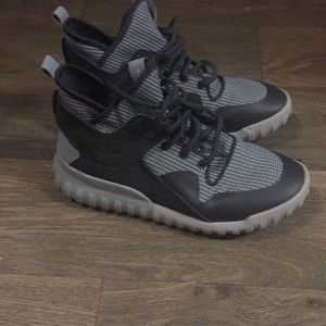 Size 9 men adidas. (Never worn)