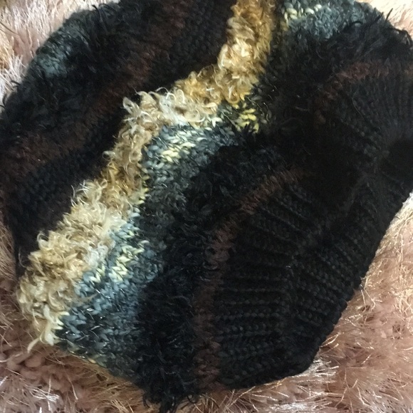 A hat - Picture 2 of 2