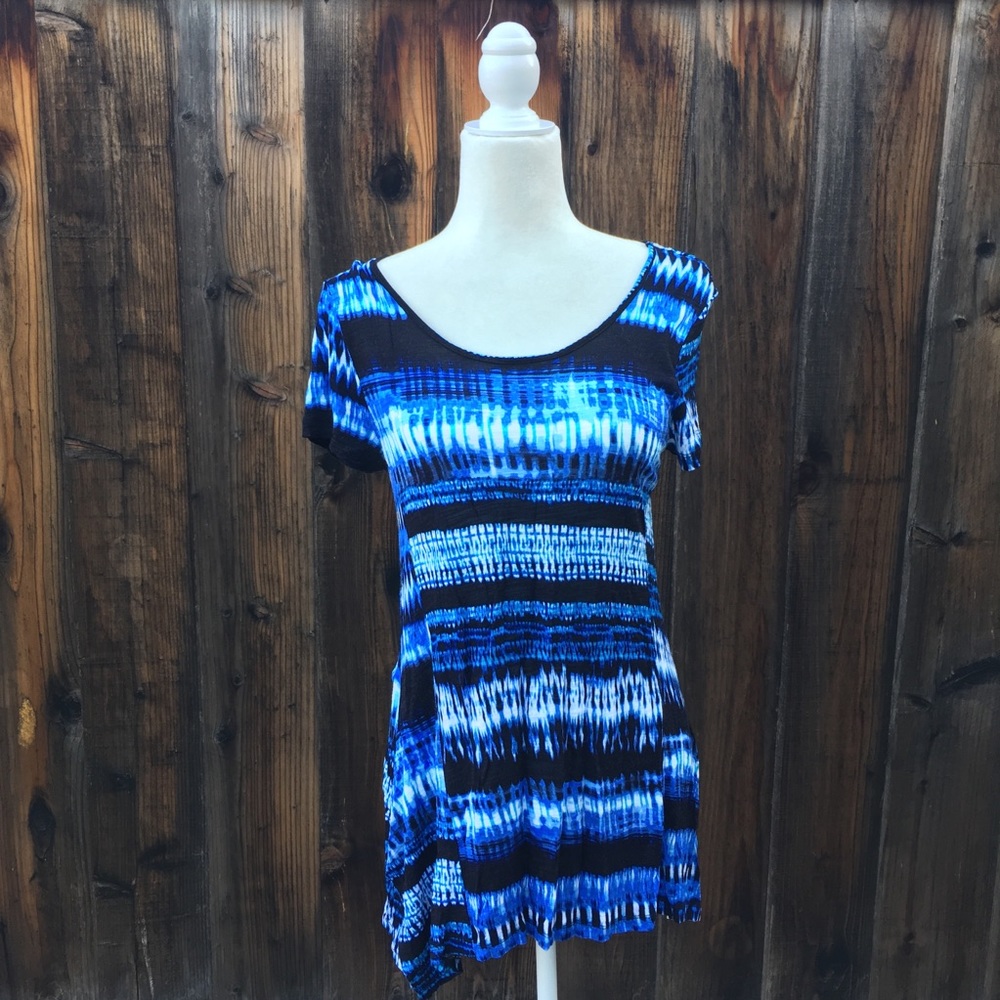 Beautiful Blue Patterned Top - Picture 2 of 8