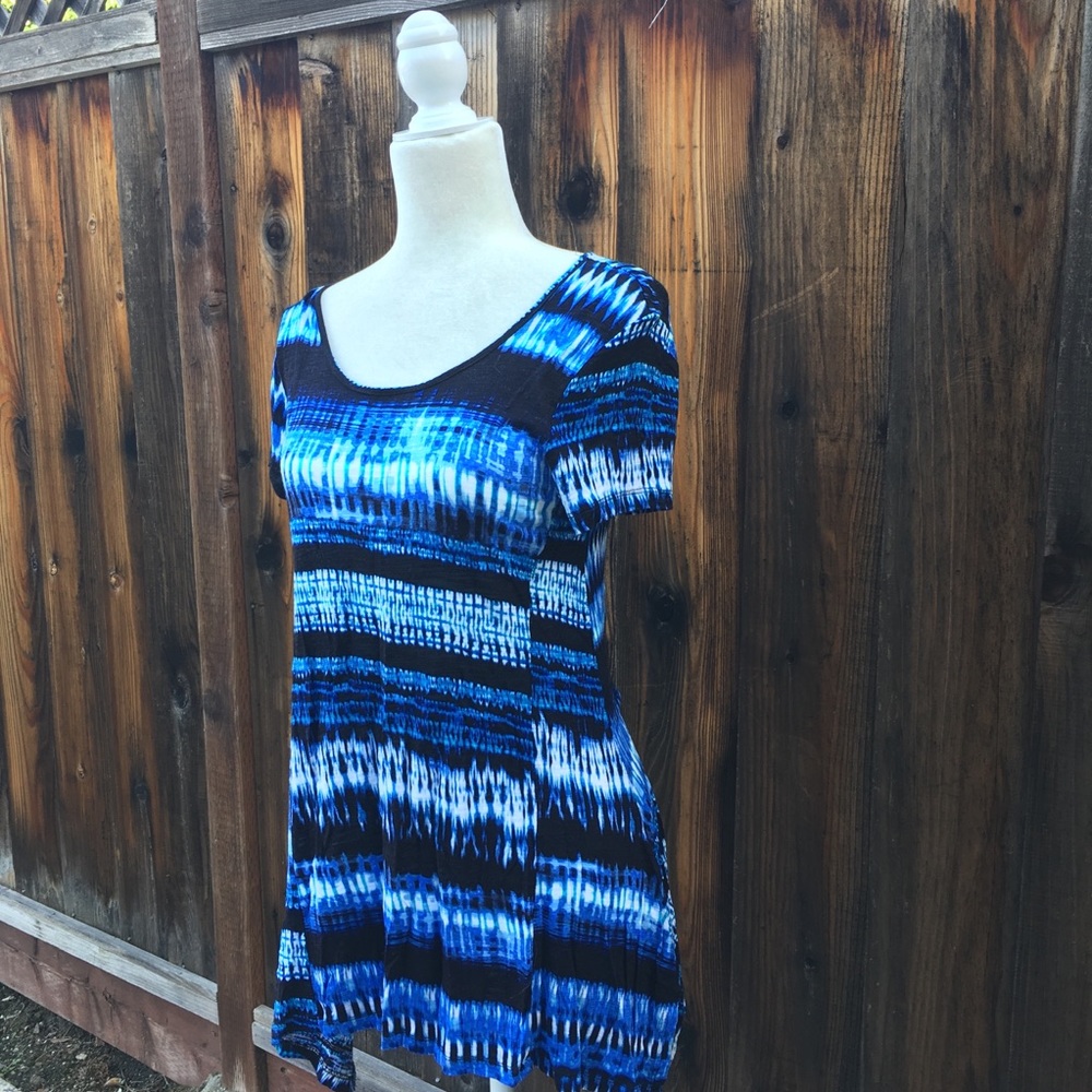 Beautiful Blue Patterned Top - Picture 7 of 8
