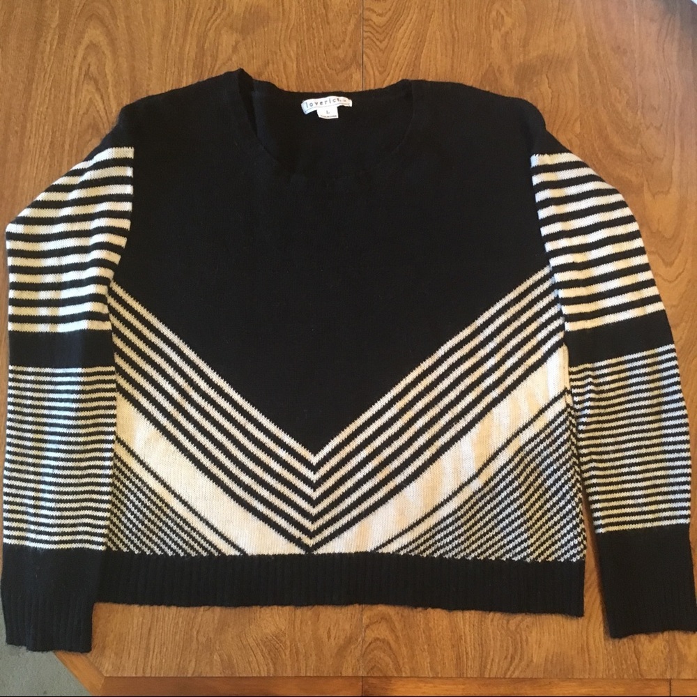 NEW Black & White Striped Pattern Soft Sweater