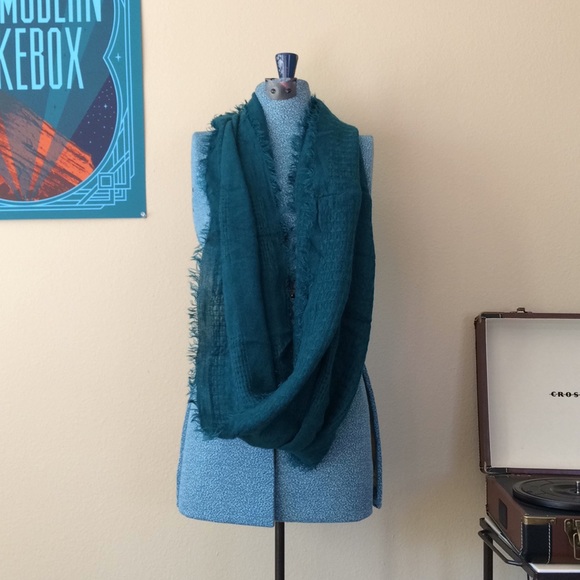 Emerald Pretty Infinity Scarf - Picture 2 of 3