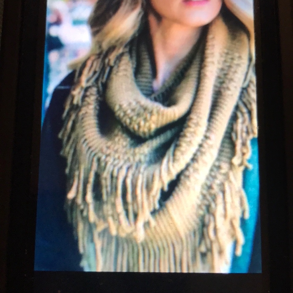 🎁🎄⛄️MOCHA POINTELLE FRINGE INFINITY SCARF