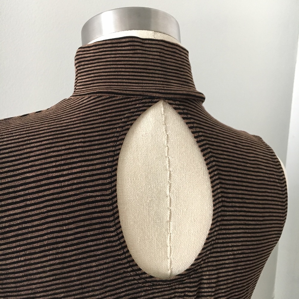 Stretchy turtle neck blouse keyhole back - Picture 3 of 4