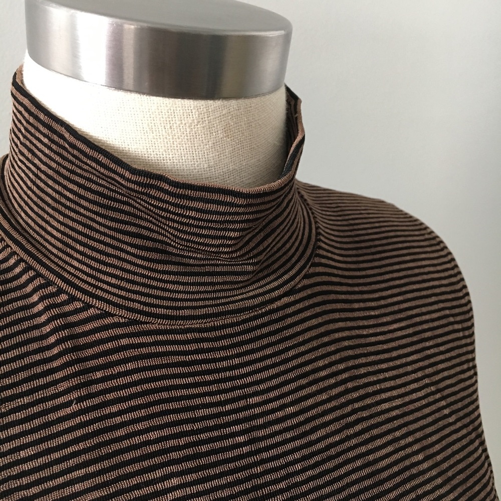 Stretchy turtle neck blouse keyhole back - Picture 4 of 4