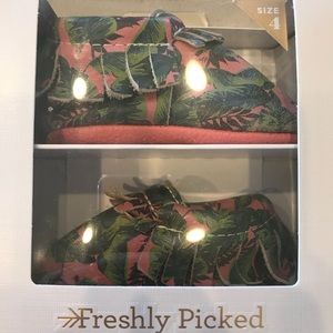 Freshly Picked Moccasins Size 4 Tropical