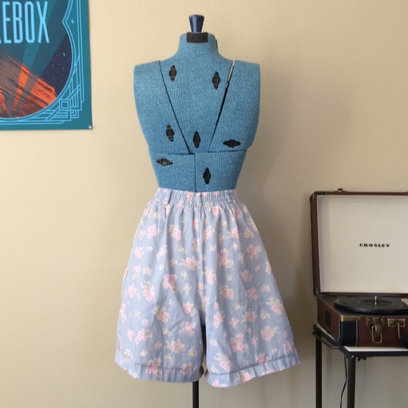 Short Order Vintage Shorts in Pastel Floral - Picture 2 of 3