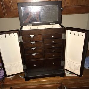 Brown jewelry box almost new