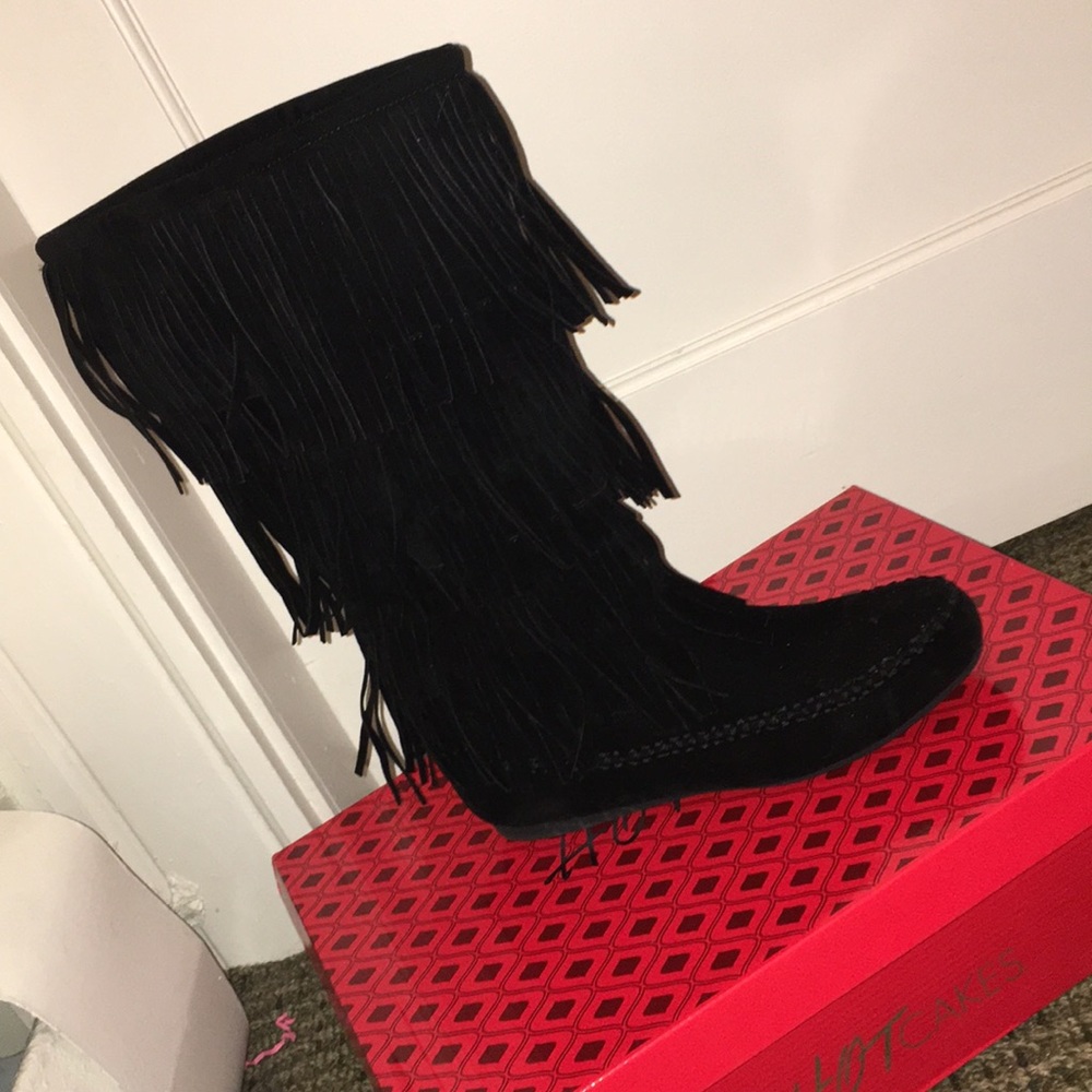 BLACK FRINGE BOOTS
