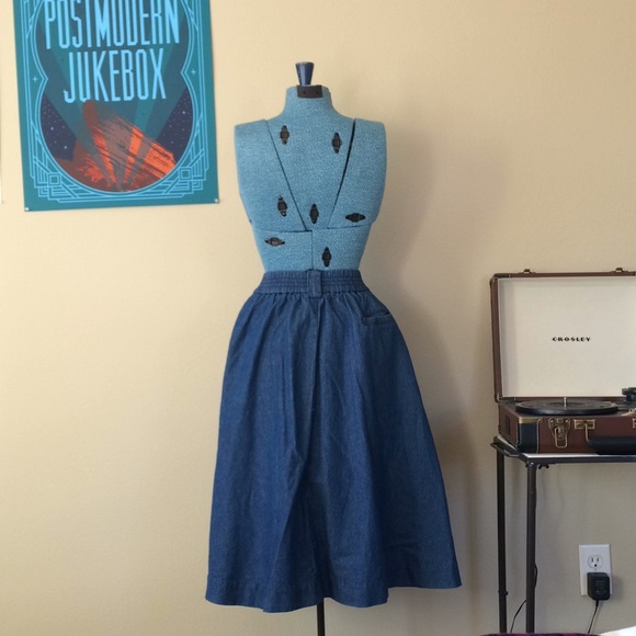 That 70’s Skirt in Denim - Picture 2 of 3