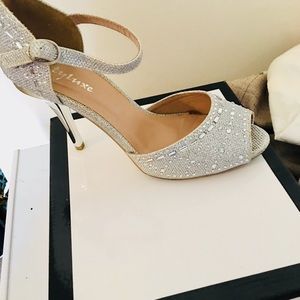 Women silver toe out pumps