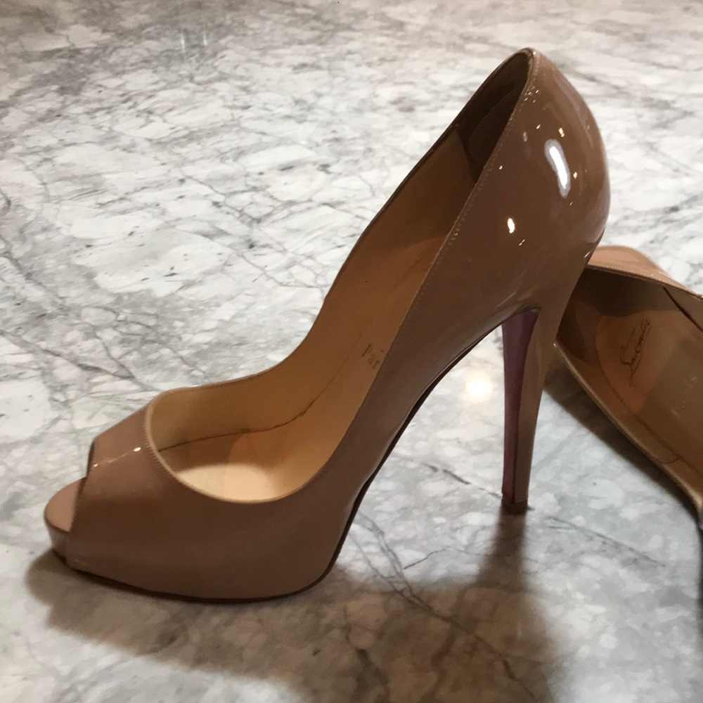 Christian Louboutin nude patent peep toe heel - Picture 6 of 7