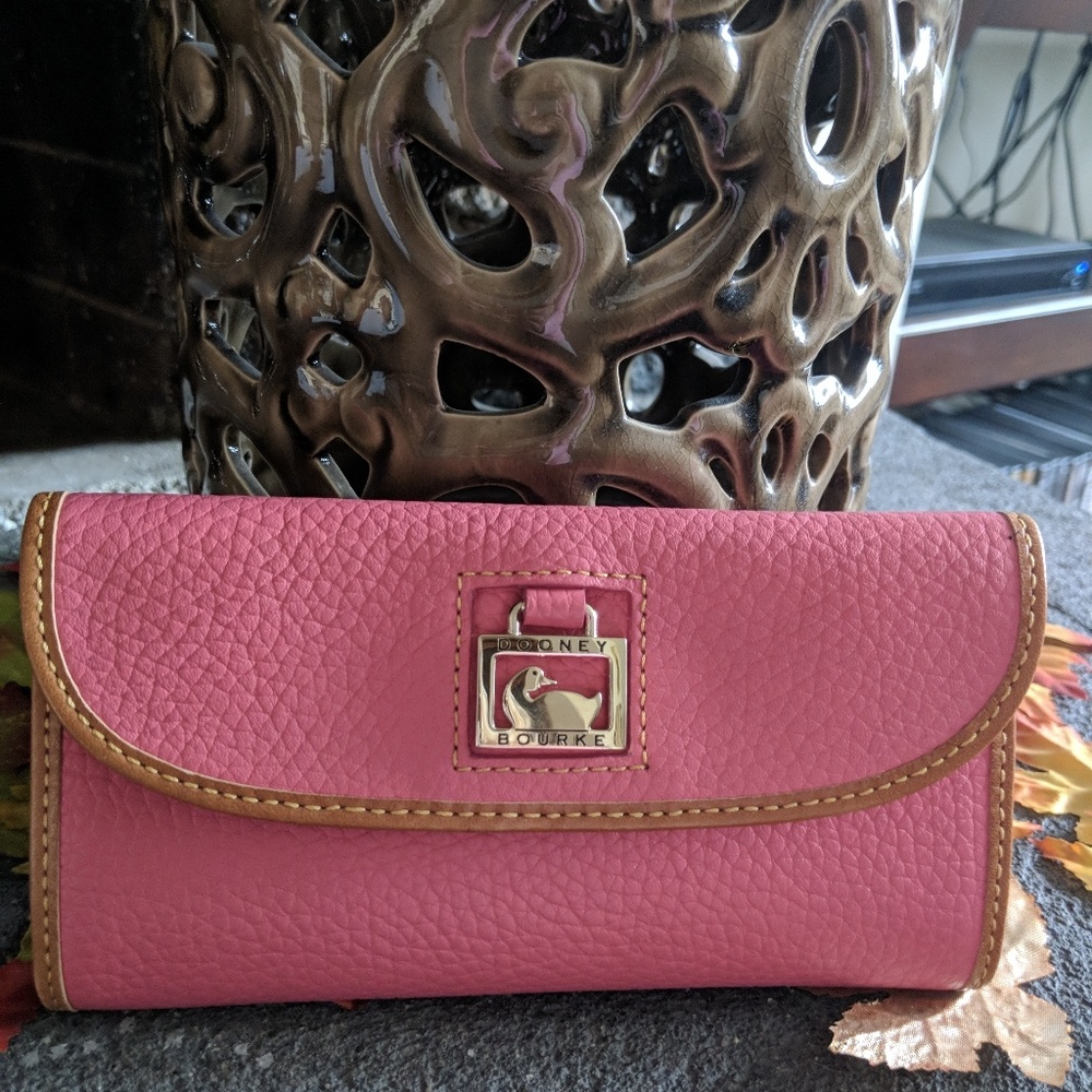 🌟🌟🌟SOLD🌟🌟🌟Dooney & Bourke Continental Wallet