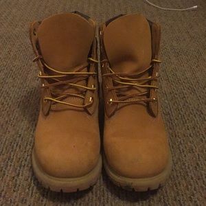 Lightly worn Women timberland boots!