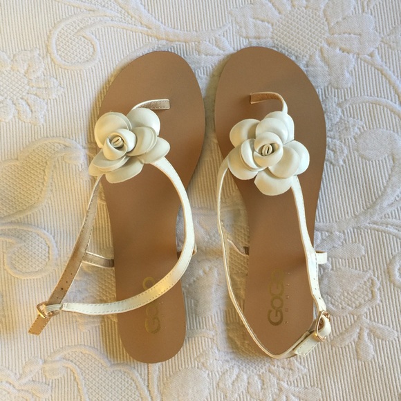 Gogo Shoes - NWT Flower Sandals in White Sz 9