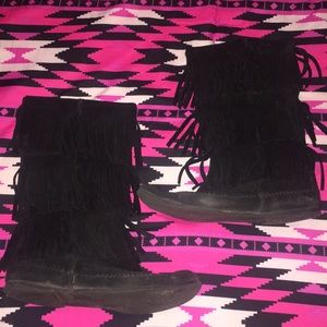 Minnetonka black 3-tier fringe boots