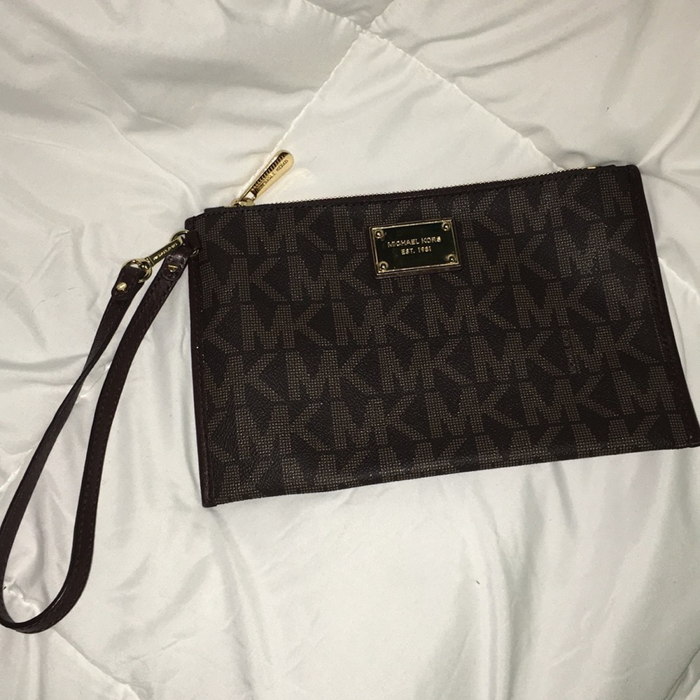 **SOLD** NWOT Michael Kors extra large wristlet