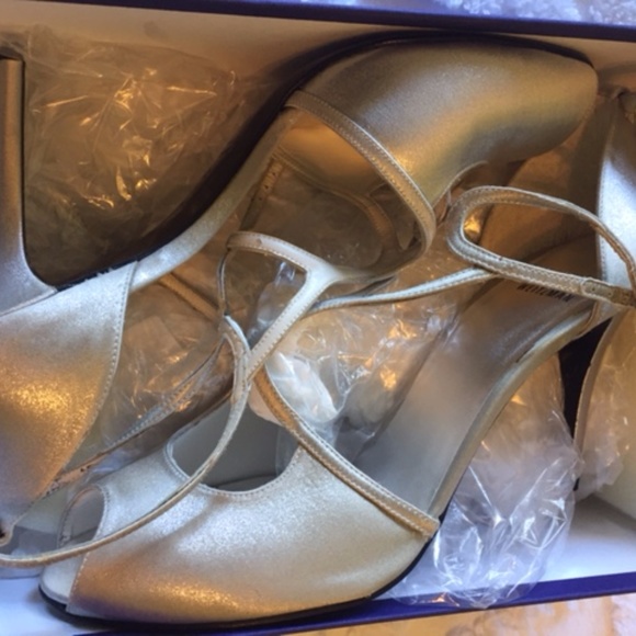 New in Box Stuart Weitzman Heels Chrome Raso - Picture 2 of 7
