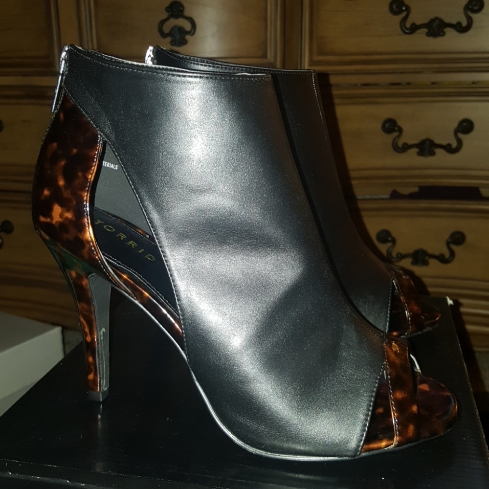 New Tortoise Shell/Black Heels