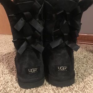 SZ 9 Black Bailey Bow Uggs