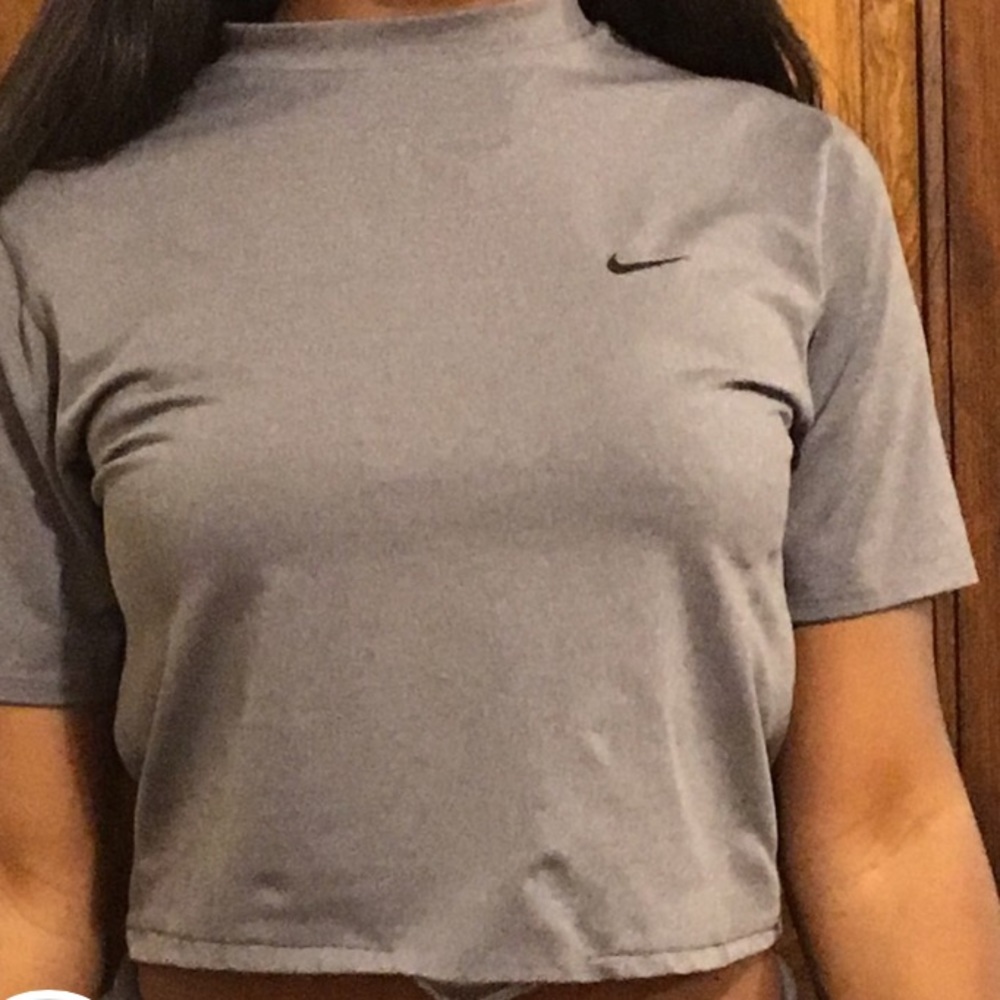 GREY NIKE CROP TOP