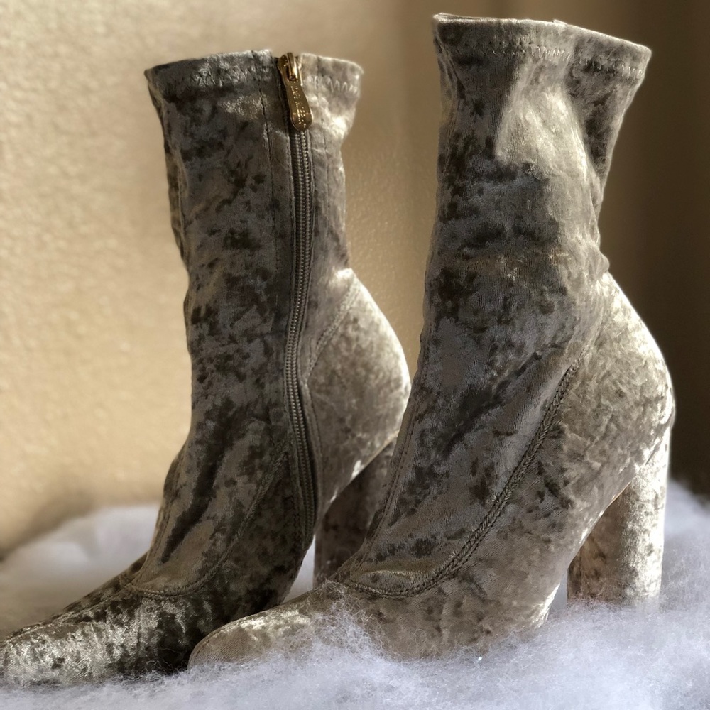 Velvet pointy toe bootie