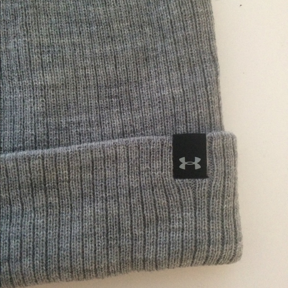 NWT women's Under Armour winter hat - Picture 4 of 4