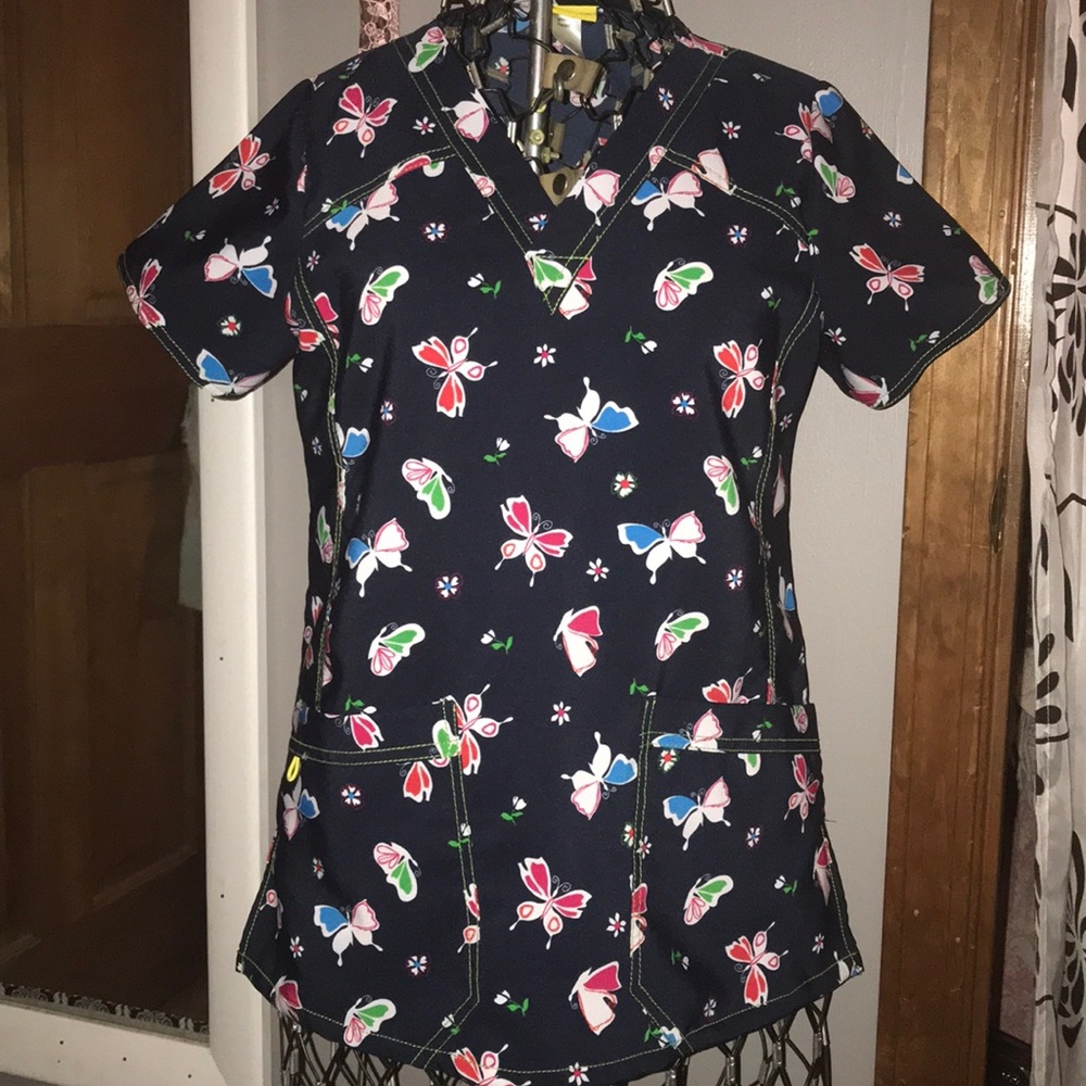 Wonderwink XS scrub top in navy