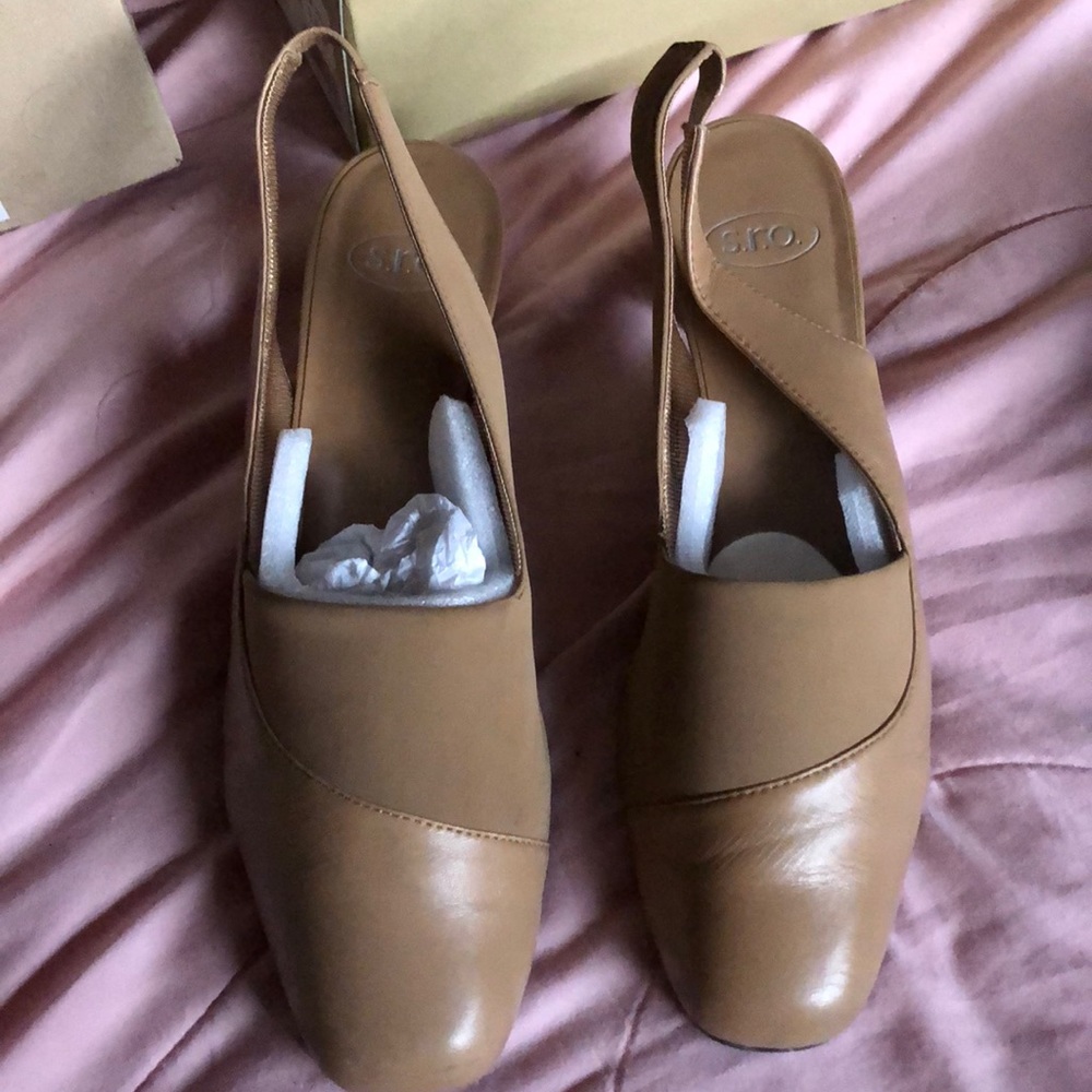 S.R.O. 9.5 M taupe shoes