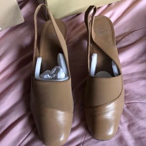 S.R.O. 9.5 M taupe shoes