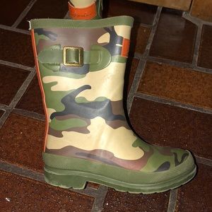 Kids camouflage rain boots.