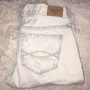 Light washed boyfriend jeans