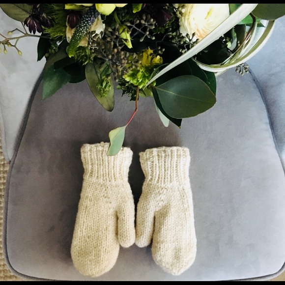 New  Mittens / Gloves - Picture 2 of 2