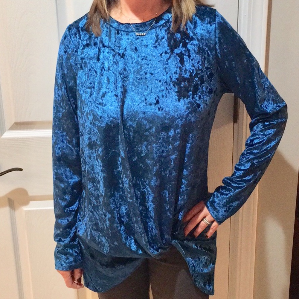 Runs Small 🌷 Teal Velvet Knot Tunic