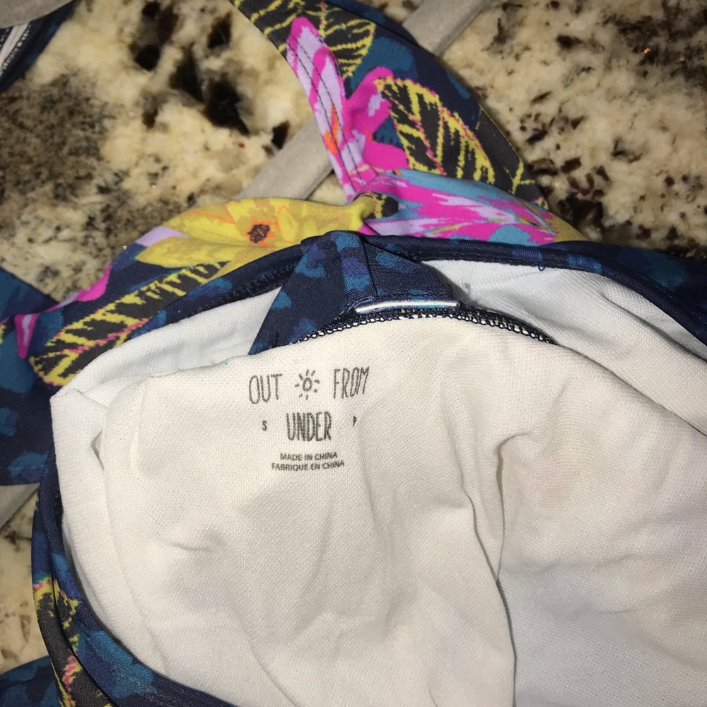 UO Plunging V Printed One-Piece Swimsuit - Picture 8 of 8