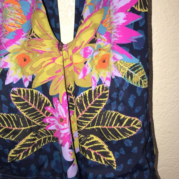 UO Plunging V Printed One-Piece Swimsuit - Picture 7 of 8