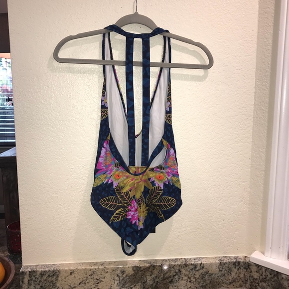 UO Plunging V Printed One-Piece Swimsuit - Picture 6 of 8
