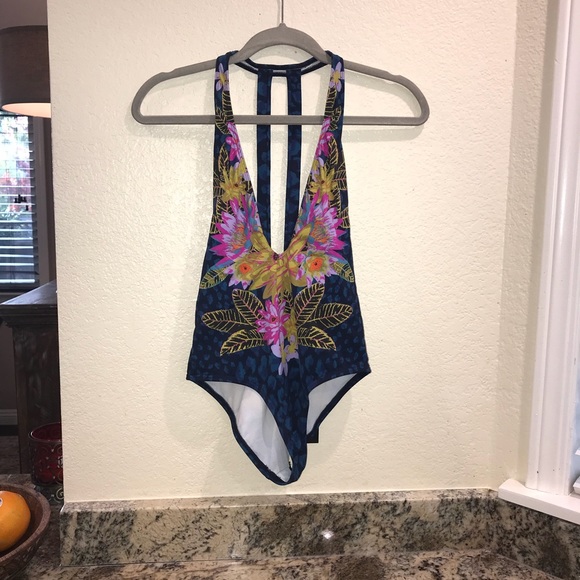 UO Plunging V Printed One-Piece Swimsuit - Picture 5 of 8