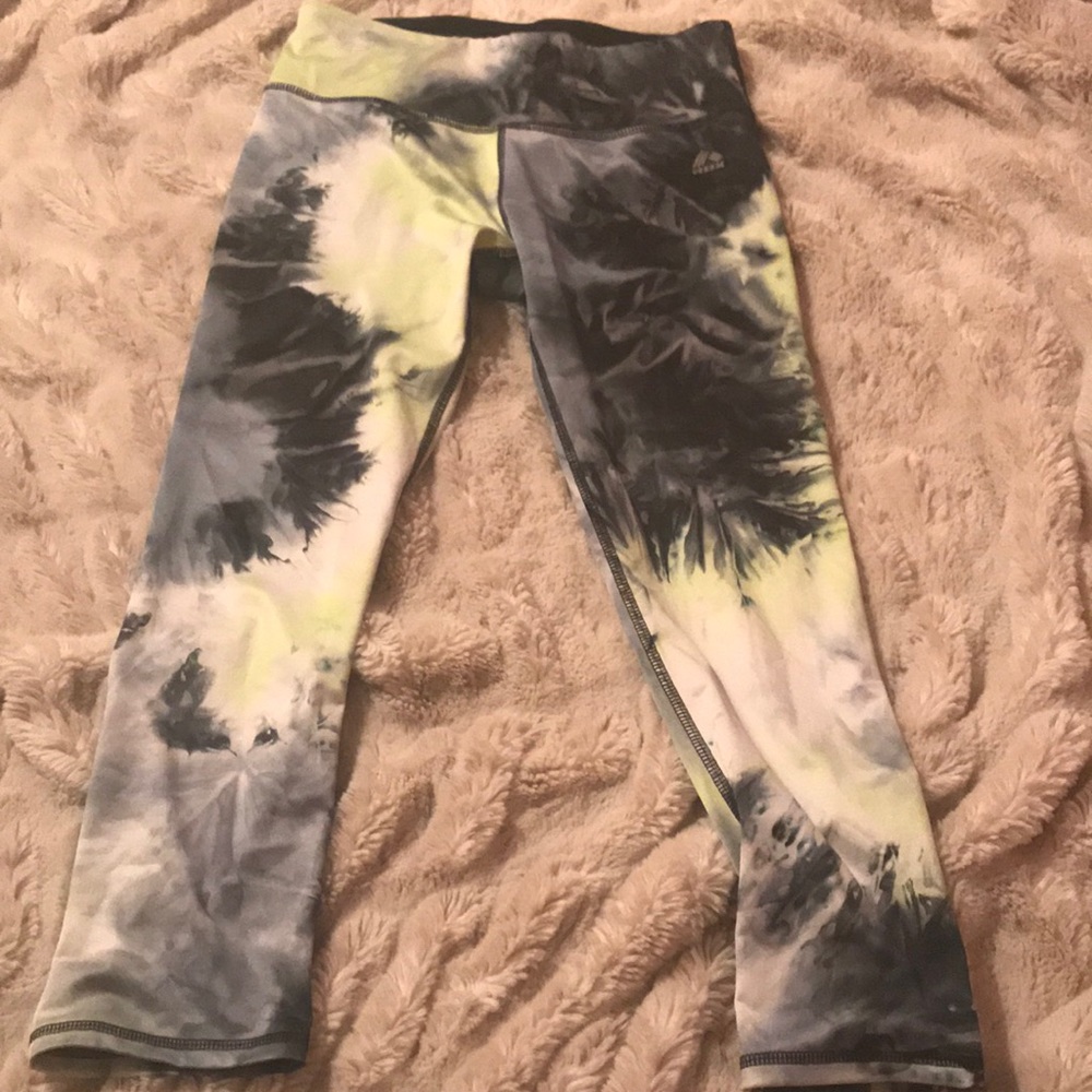 Fun💛 💚flattering workout pants!