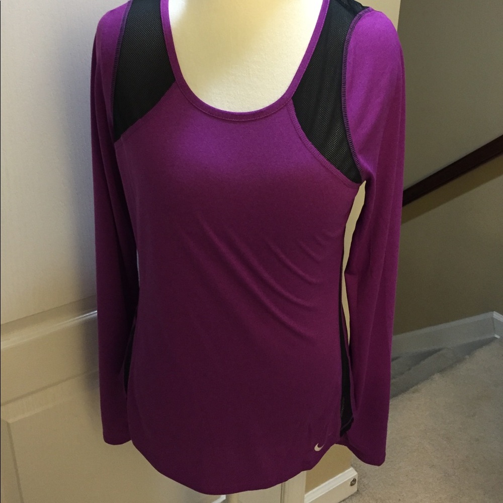 NWT Nike workout long sleeved shirt