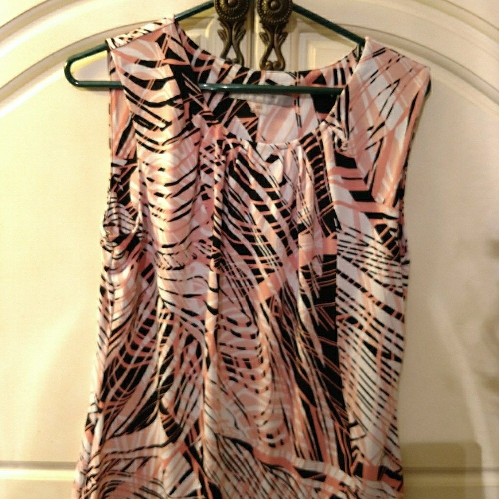 Ladies sleeveless top. Size medium.