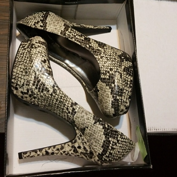 Nwt Womans High heal platform - Picture 5 of 6