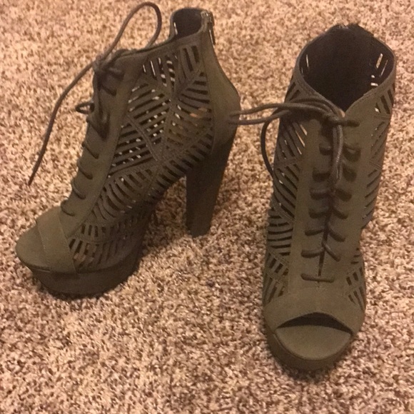 Green, Tall , tribal style heels. - Picture 2 of 7