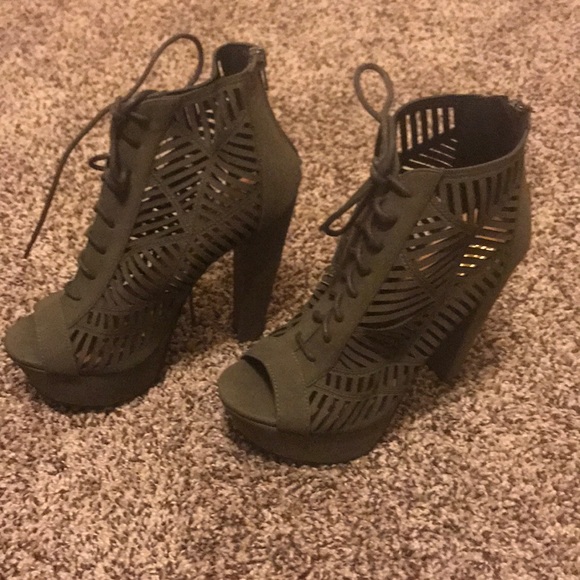 Green, Tall , tribal style heels. - Picture 3 of 7