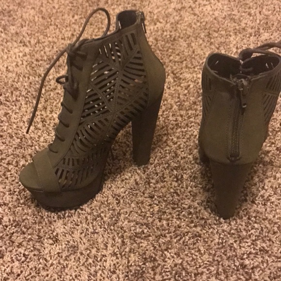 Green, Tall , tribal style heels. - Picture 4 of 7