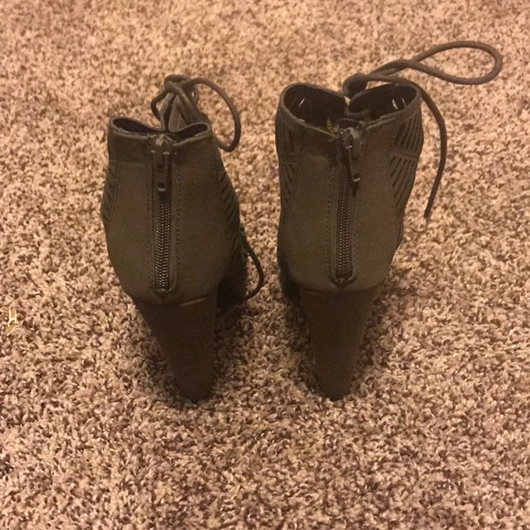 Green, Tall , tribal style heels. - Picture 5 of 7