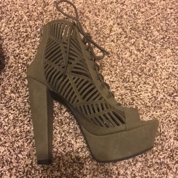 Green, Tall , tribal style heels. - Picture 6 of 7