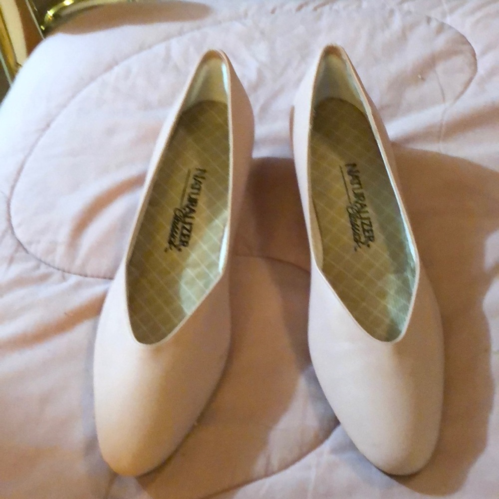 Vintage pink Naturaizer shoes size 9.5